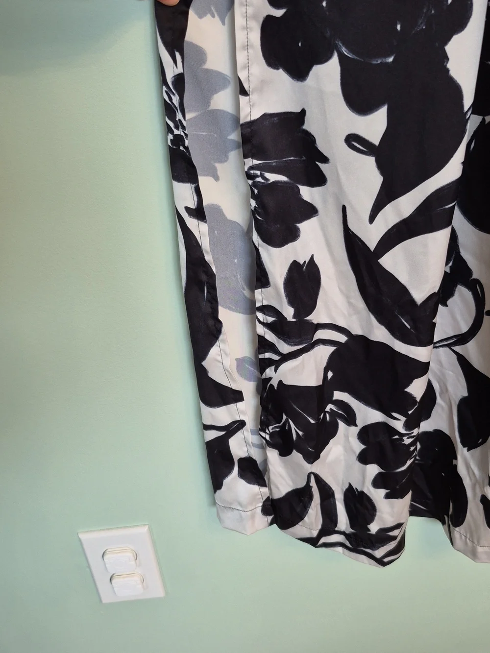 La Vie En Rose Women's Feminine Black & White Floral Satin Robe Size Small - Picture 8 of 9